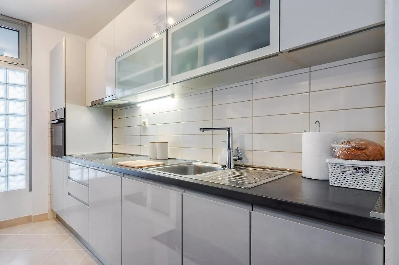 Airy 2-Br Apt W/ Open Layout & Modern Design Apartment Split