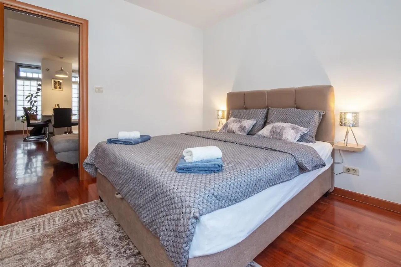 Airy 2-Br Apt W/ Open Layout & Modern Design Apartment Split
