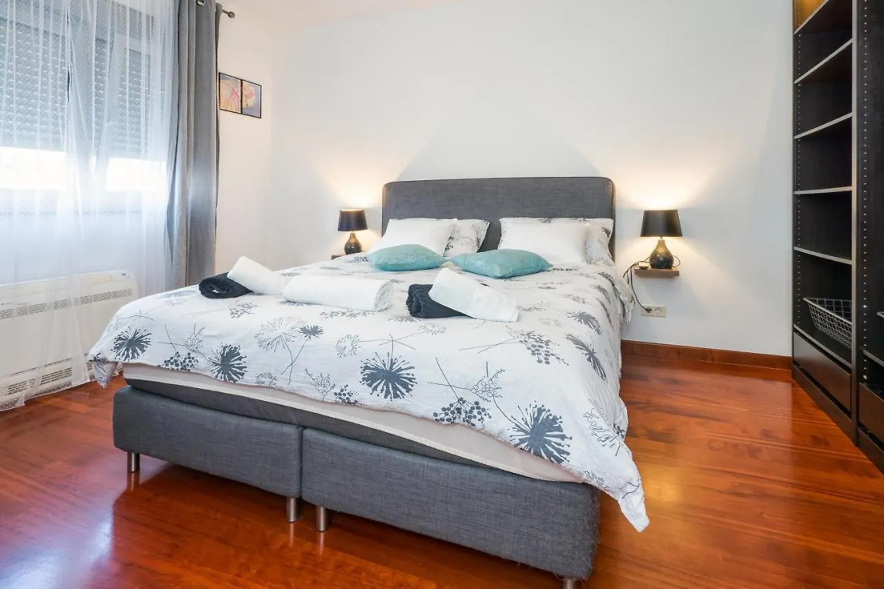 Airy 2-Br Apt W/ Open Layout & Modern Design Apartment Split