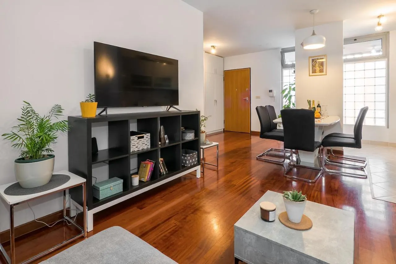 Airy 2-Br Apt W/ Open Layout & Modern Design Apartment Split