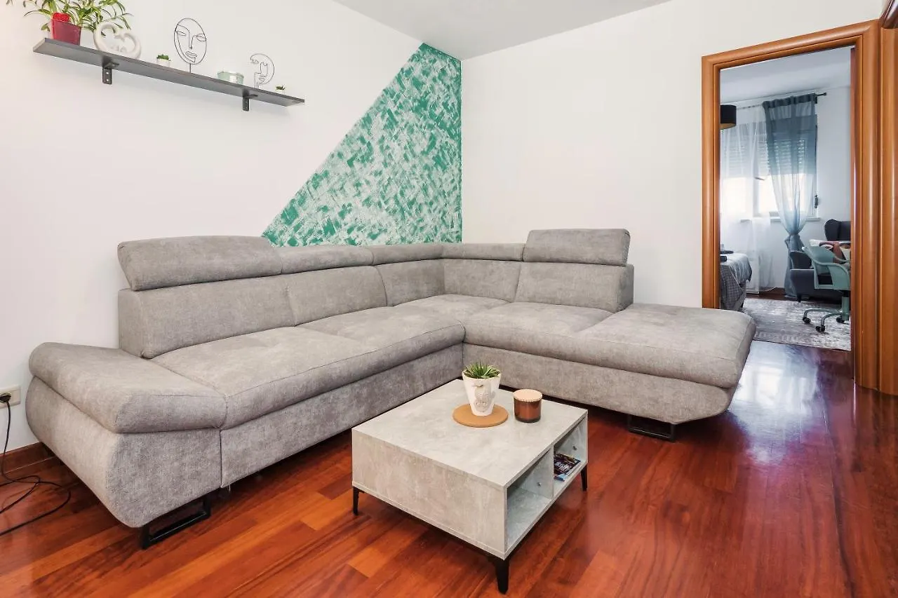 Airy 2-Br Apt W/ Open Layout & Modern Design Apartment Split