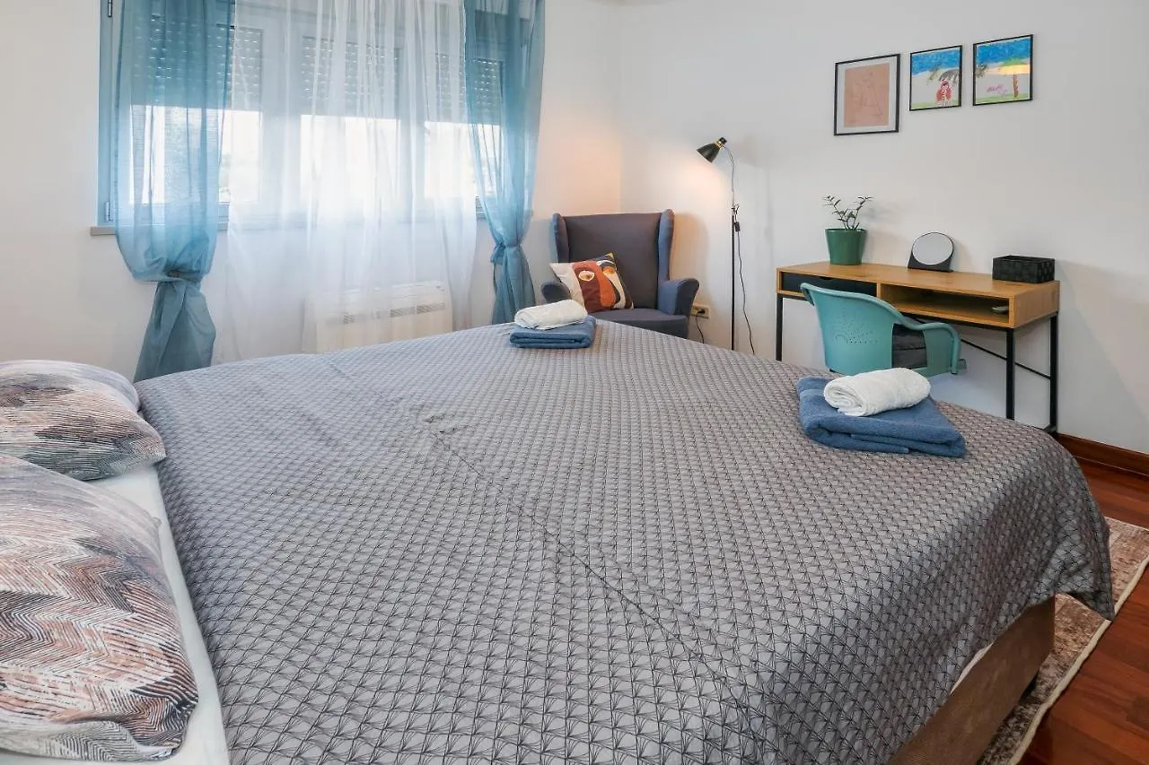 Airy 2-Br Apt W/ Open Layout & Modern Design Apartment Split