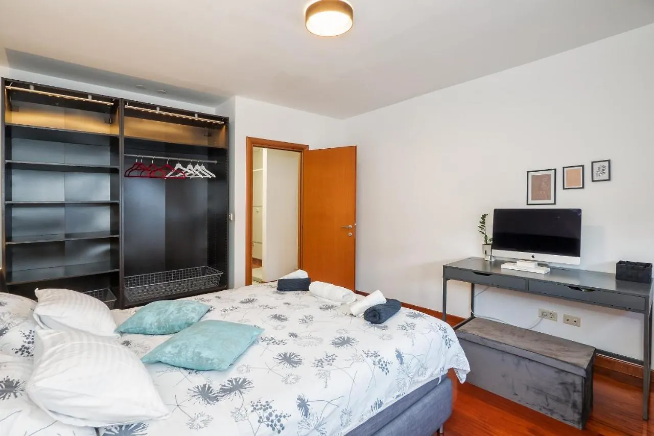 Airy 2-Br Apt W/ Open Layout & Modern Design Apartment Split 0*,