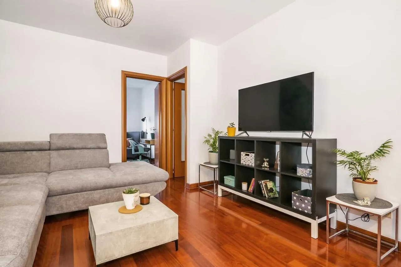 Airy 2-Br Apt W/ Open Layout & Modern Design Apartment Split