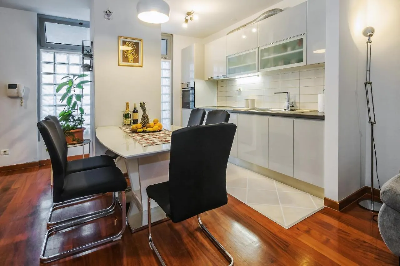Airy 2-Br Apt W/ Open Layout & Modern Design Apartment Split