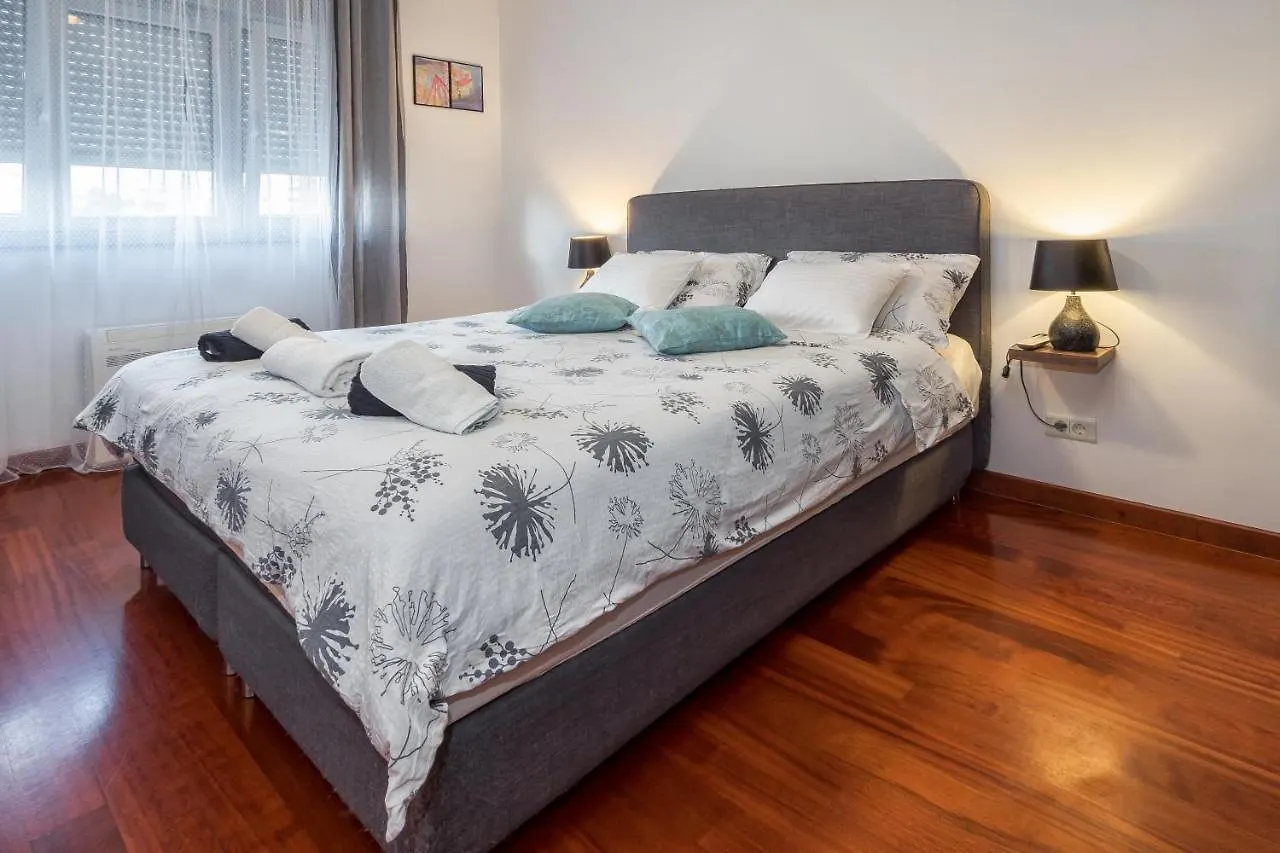 شقة Airy 2-Br Apt W/ Open Layout & Modern Design سبليت