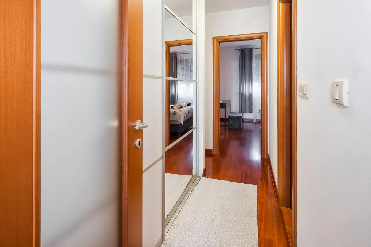 شقة Airy 2-Br Apt W/ Open Layout & Modern Design سبليت