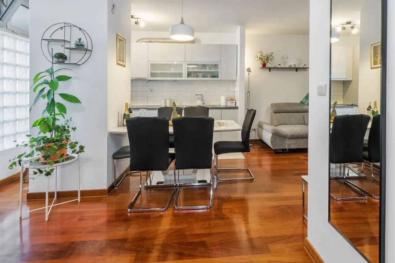 شقة Airy 2-Br Apt W/ Open Layout & Modern Design سبليت