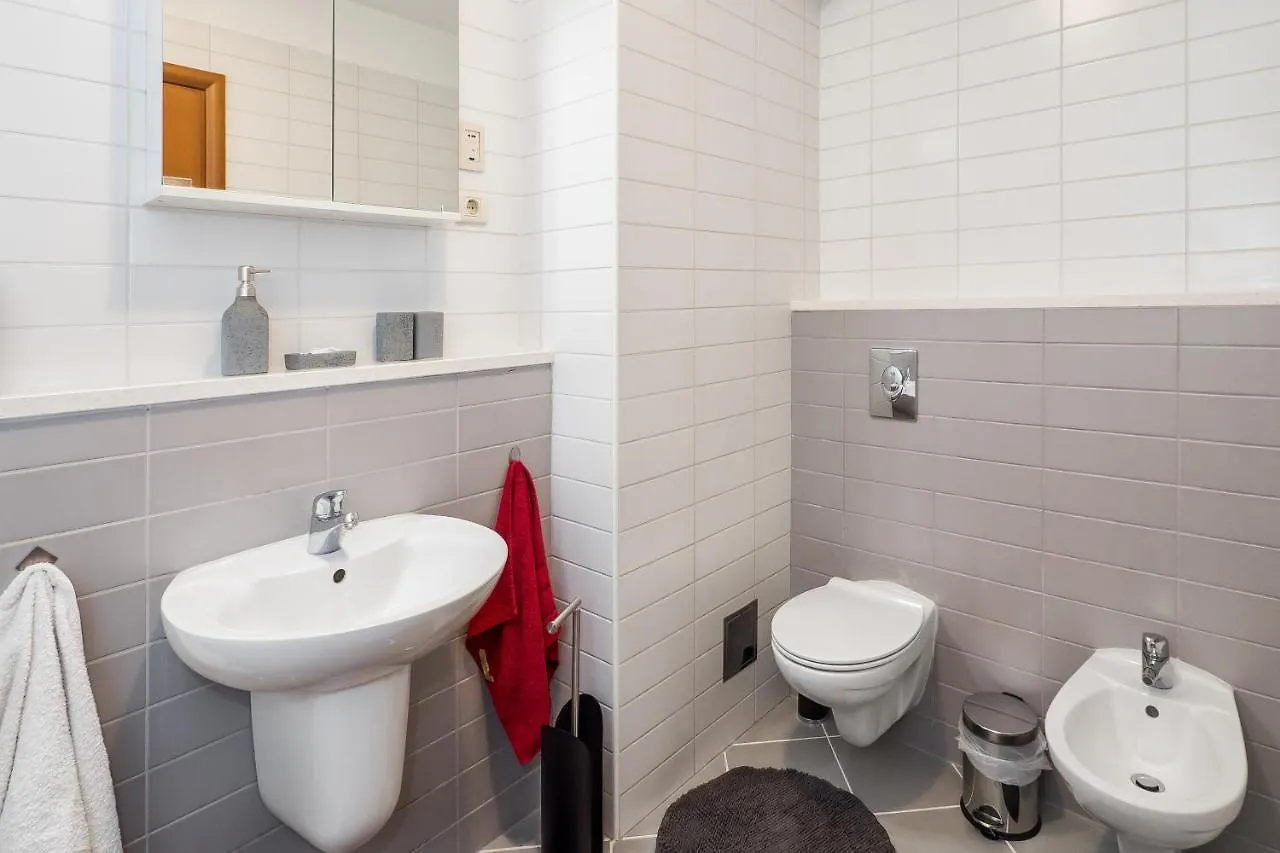 شقة Airy 2-Br Apt W/ Open Layout & Modern Design سبليت